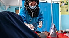 Une sage-femme de l'ONG Save the Children, en plein travail dans la province de Jawzjan. Save the Children a temporairement suspendu ses activités en Afghanistan