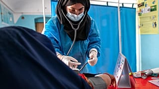 Une sage-femme de l'ONG Save the Children, en plein travail dans la province de Jawzjan. Save the Children a temporairement suspendu ses activités en Afghanistan