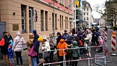 Çoğu savaştan kaçan Ukraynalı mülteciler, Almanya'nın Berlin kentindeki Ukrayna büyükelçiliğinin konsolosluk bölümü önünde bekliyor