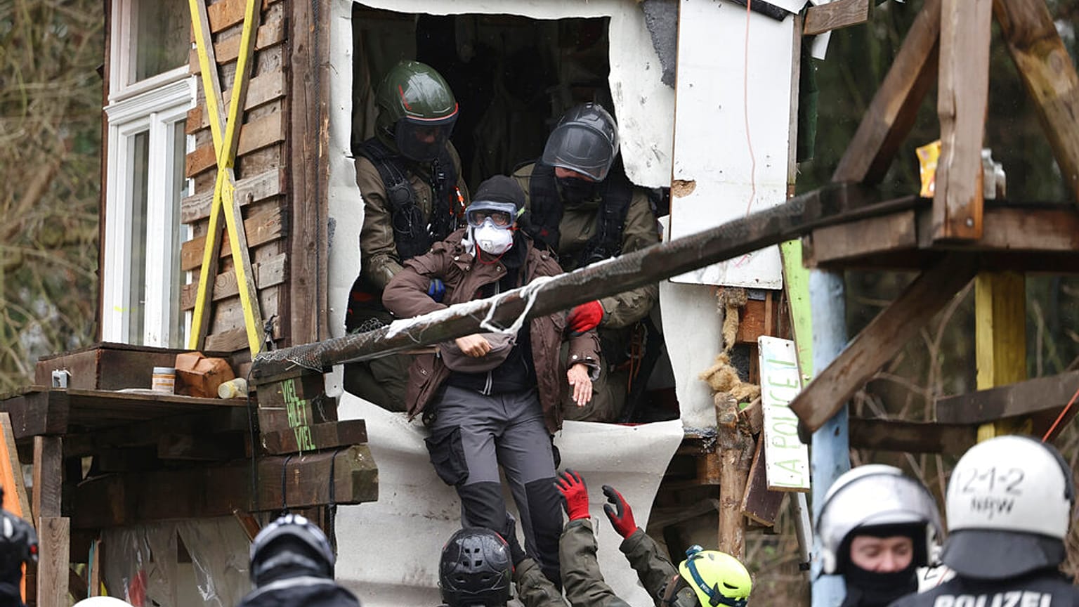 Un militant extrait d'une cabane par les policiers dans le village de Lützerath, en Allemagne, jeudi 12 janvier 2023. 