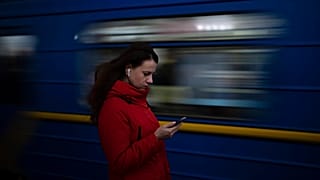 Eine Frau steht an einer Metrostation am Maidan-Platz in Kiew, 20. Dezember 2022.