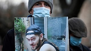 Le 2 décembre 2020, Morgan Keane, 25 ans, était en train de couper du bois sur un terrain lui appartenant quand il a été atteint par une balle tirée par un chasseur.