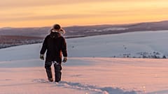 Ein Rentierfarmer in der Sami Gemeinde Laevas nahe Koruna bei Sonnenuntergang. 27.11.2019