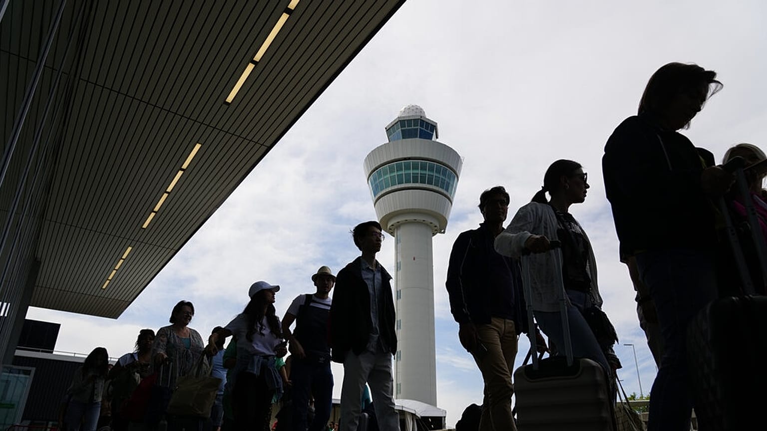 utasok az amszterdami Schiphol reptéren
