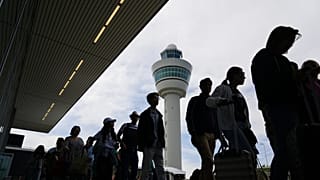 utasok az amszterdami Schiphol reptéren