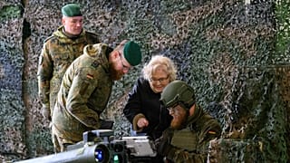 Министр обороны ФРГ пообещала поставить Украине 40 бронетранспортеров "Marder" в первом квартале года, но не стала комментировать планы Польши передать ВСУ танки "Leopard-2".