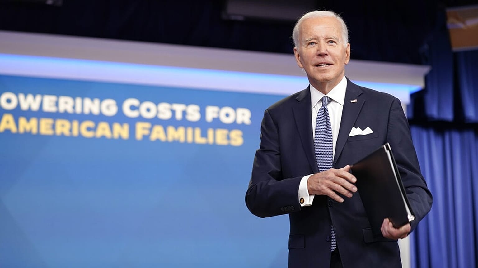 Joe Biden újságírói kérdésekre válaszol