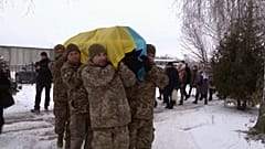 Beerdigung eines ukrainischen Soldaten in Butscha, der an der Front in Soledar gefallen ist