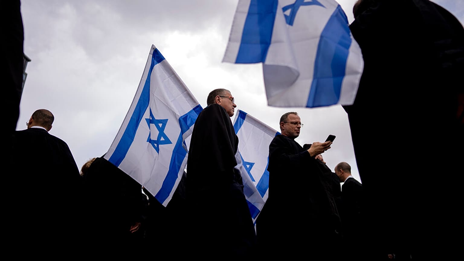 La manifestazione di giudici e avvocati a Tel Aviv