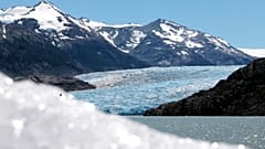 A Szürke gleccser beletorkollik a Szürke-tóba a chilei Torres del Paine Nemzeti Parkban 2022. december 26-án