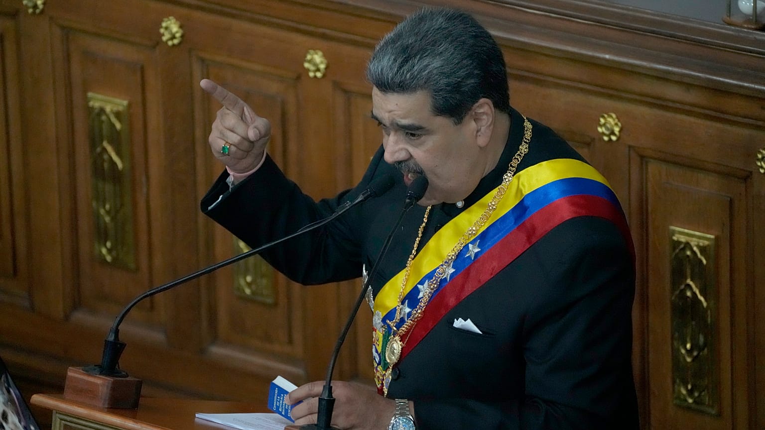 El presidente venezolano, Nicolás Maduro, pronuncia su discurso anual a la nación ante los legisladores en la Asamblea Nacional en Caracas, Venezuela.