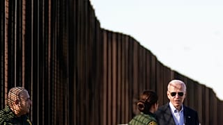 El presidente Joe Biden habla con agentes de la Patrulla Fronteriza de EE.UU. cerca de un tramo de la frontera entre EE.UU. y México en El Paso Texas, el 8 de enero de 2023.