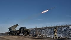 Un lancement de missile ukrainien, près de Soledar, Ukraine, le 11 janvier 2023
