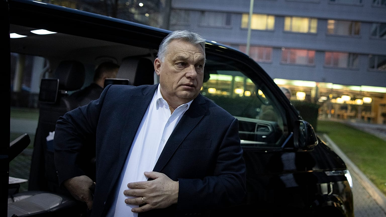 Orbán Viktor megérkezik a Kossuth rádióba január 13-án reggel. 