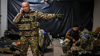 El comandante del Ejército ucraniano, el coronel general Oleksandr Syrskyi, da instrucciones en un refugio en Soledar, lugar de intensos combates con las fuerzas rusas.