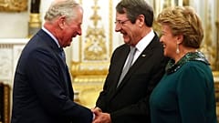 Ο βασιλιάς Κάρολος Γ', ο Πρόεδρος της Κυπριακής Δημοκρατίας και η σύζυγός του (φωτογραφία Αρχείου)