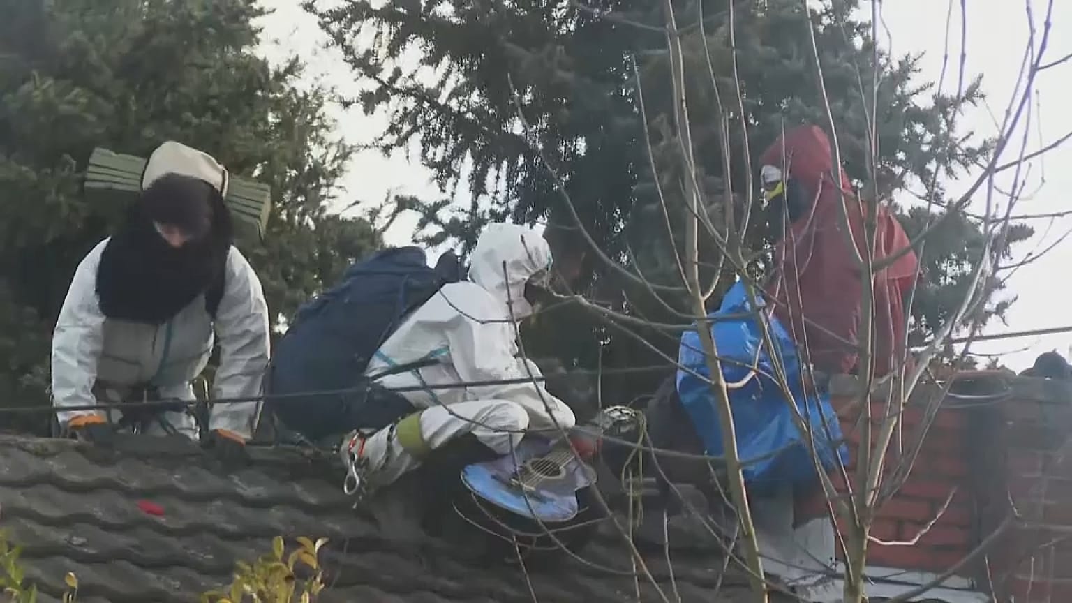 Die Polizei begann am Freitag mit der Räumung der letzten Häuser, in denen sich noch Menschen aufhielten - teilweise auch auf dem Dach