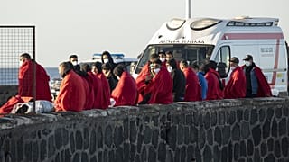 Afrikai illegális bevándorlók a Kanári-szigetekhez tartozó Lanzarote szigetén, Arrecife kikötőjében 2022. december 21-én