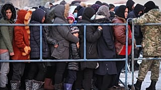 مهاجرون مصطفون للحصول على طعام بالقرب من غرودنو، بيلاروسيا