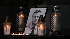صورة لرقيب الشرطة بيتر باومان الذي قتل الخميس، في مقر الشرطة المجرية في بودابست، المجر