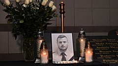 Mécsesek égnek Baumann Péter főtörzsőrmester emlékére a Rendőrségi Igazgatási Központban tartott sajtótájékoztató helyszínén 