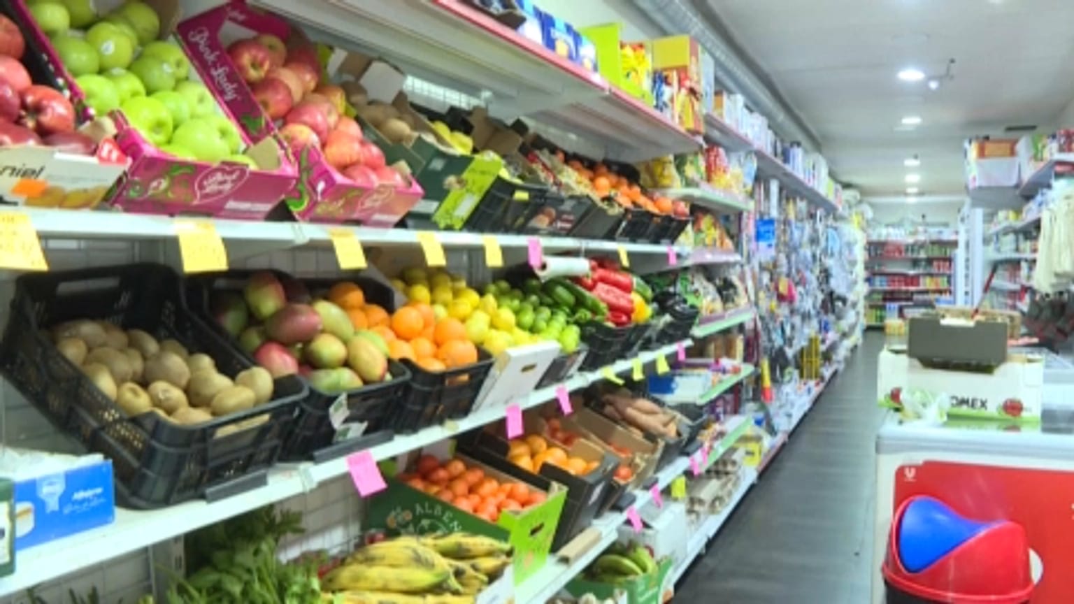 Supermercado español con alimentos cuyos precios han aumentado pese a una inflación general baja, la menor de la Eurozona en 2022.