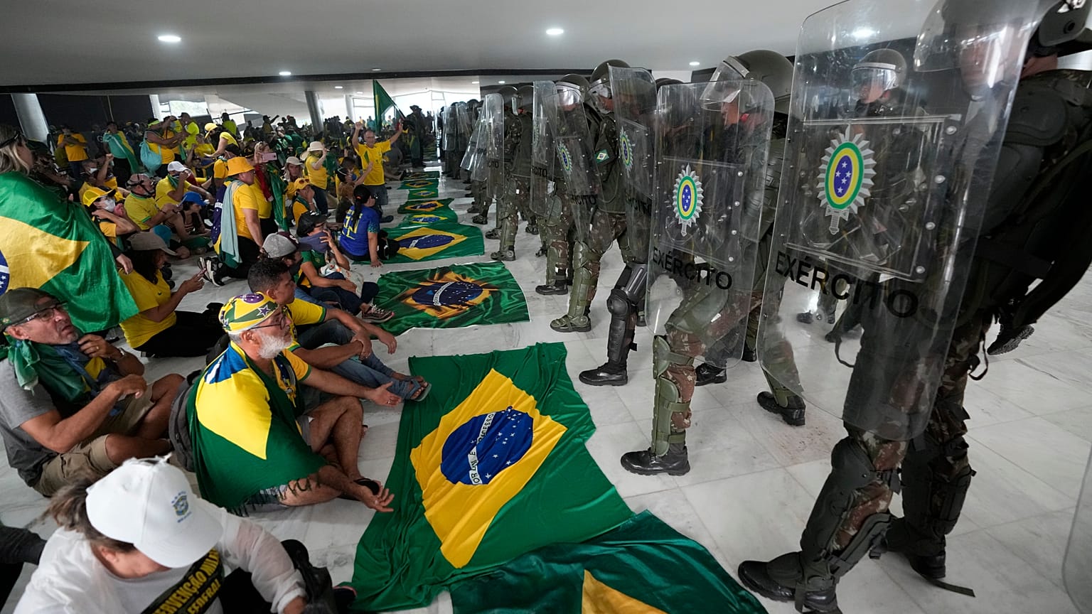 Rohamrendőrök és Jair Bolsonaro támogatói, miután a tüntetők megrohamozták és elfoglalták a brazíliavárosi elnöki hivatalt
