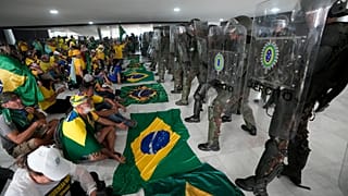 Rohamrendőrök és Jair Bolsonaro támogatói, miután a tüntetők megrohamozták és elfoglalták a brazíliavárosi elnöki hivatalt