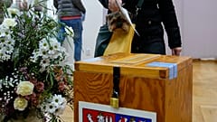 Person bei der Stimmabgabe