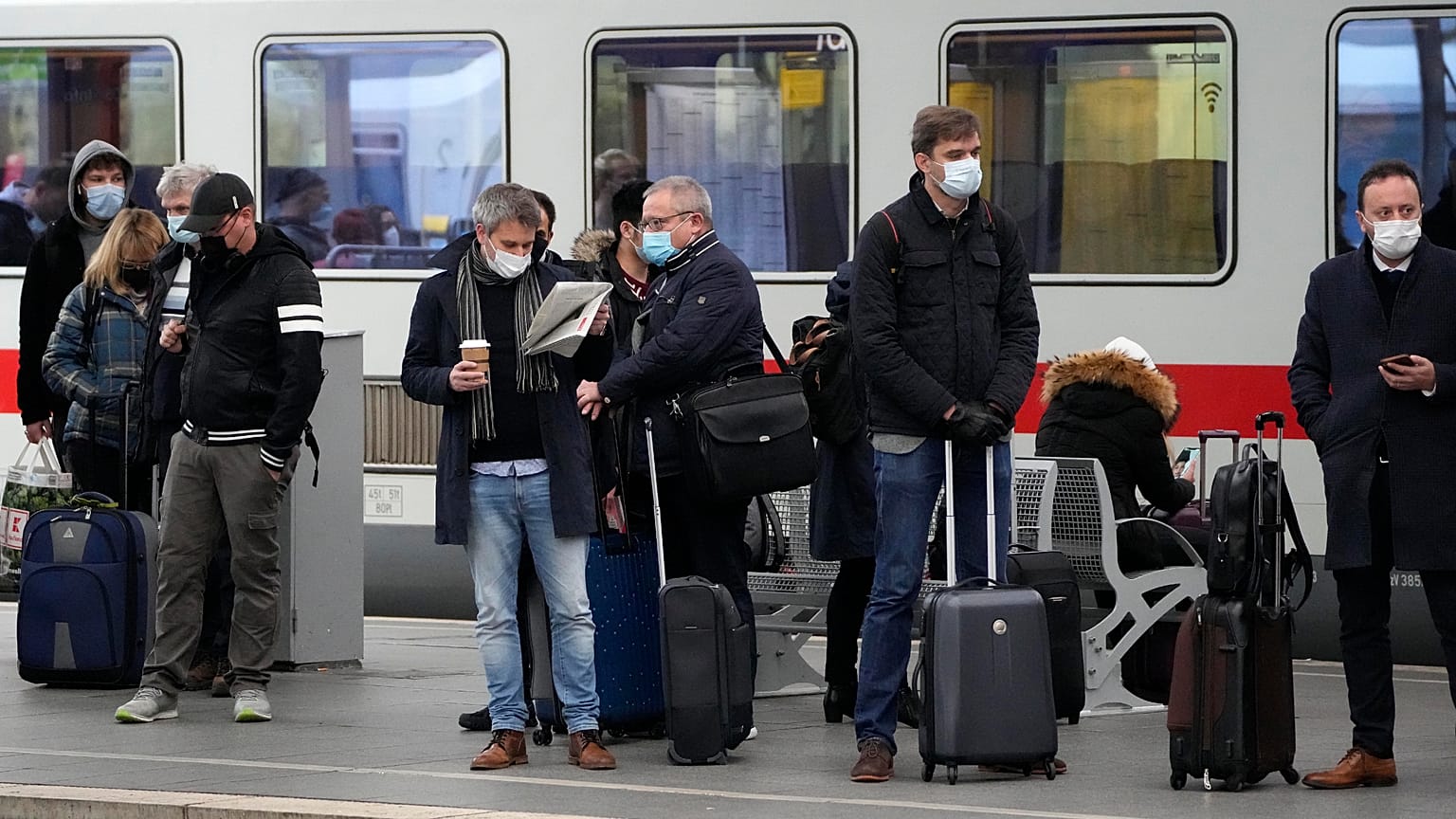 Estação de comboios de Colónia ainda durante o período de uso obrigatório de máscaras contra a Covid-19