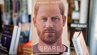 نسخة من الكتاب الجديد للأمير هاري "سبير" في متجر كتب شيرمان في فريبورت، بريطانيا. 