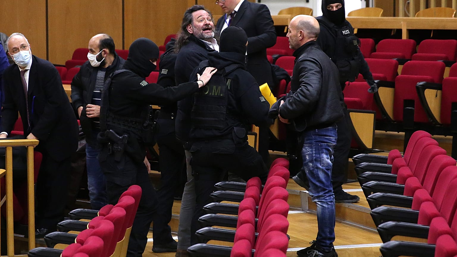 Ο κατηγορούμενος ευρωβουλευτής Γιάννης Λαγός στο εδώλιο ενώ αυτόπτης μάρτυρας της δολοφονίας του Παύλου Φύσσα από μέλη της Χρυσής Αυγής καταθέτει στο εφετείο