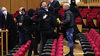 Ο κατηγορούμενος ευρωβουλευτής Γιάννης Λαγός στο εδώλιο ενώ αυτόπτης μάρτυρας της δολοφονίας του Παύλου Φύσσα από μέλη της Χρυσής Αυγής καταθέτει στο εφετείο