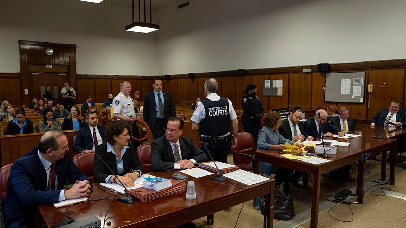 Eski ABD Başkanı Donald Trump'ın yöneticisi olduğu Trump Organization şirketinin avulatları, Manhattan Ceza Mahkemesi'nde ifade vermeye hazırlanırken 