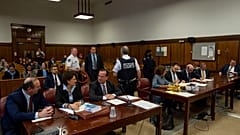 Eski ABD Başkanı Donald Trump'ın yöneticisi olduğu Trump Organization şirketinin avulatları, Manhattan Ceza Mahkemesi'nde ifade vermeye hazırlanırken 