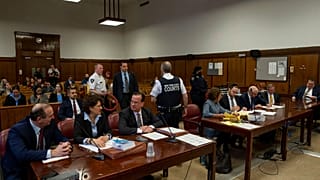 Eski ABD Başkanı Donald Trump'ın yöneticisi olduğu Trump Organization şirketinin avulatları, Manhattan Ceza Mahkemesi'nde ifade vermeye hazırlanırken 