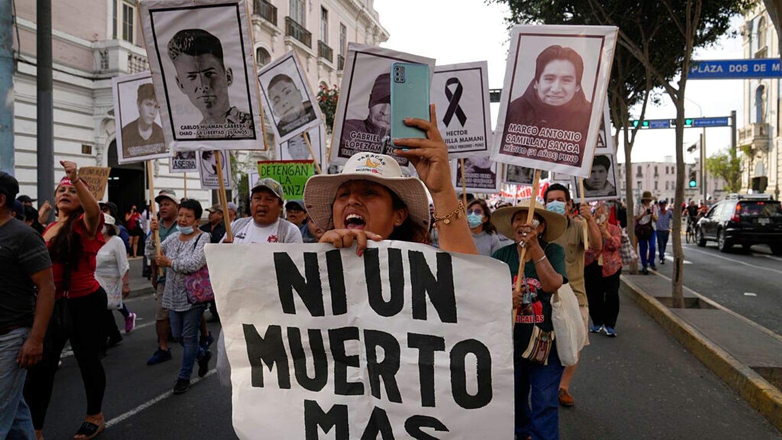 "Nem mais um morto", lê-se no cartaz deste manifestante em Lima