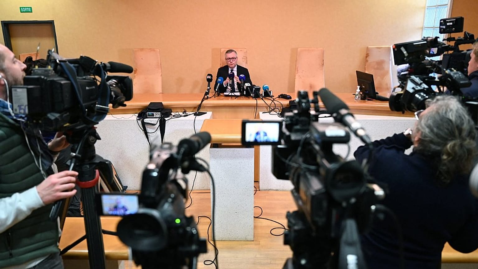 Staatsanwalt Frederic Nahon bei der Pressekonferenz in Epinal zum Selbstmord des 13-Jährigen 