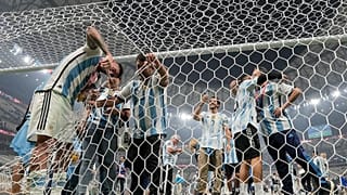 الأرجنتيني رودريغو دي بول يقطع قطعة من شباك المرمى كتذكار بعد فوزه في المباراة النهائية لكأس العالم لكرة القدم ضد فرنسا في استاد لوسيل في لوسيل ، قطر. 2022/12/18