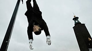 Marionnette à l'effegie de Recep Tayyip Erdogan pendue par les pieds à une corde à Stockholm.