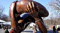 Скульптура "Объятия" установлена в старейшем в США городском парке Бостон-Коммон.