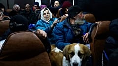 Habitantes de Soledar esperam dentro de um autocarro por serem registados num acampamento temporário em  Shakhtarsk, cidade ocupada pela Rússia na Ucrânia