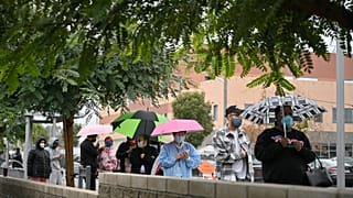طابور اختبار كوفيد-19 في مركز مارتن لوثر كينغ جونيور الطبي في جنوب لوس أنجلس بكاليفورنيا.