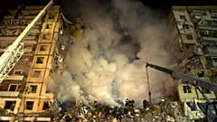 مال الطوارئ يزيلون الأنقاض بعد أن أصاب صاروخ روسي مبنى متعدد الطوابق في دنيبرو. 2023/01/14