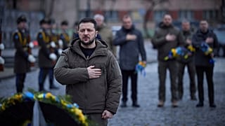 Volodomir Zelenszkij ukrán elnök elesett ukrán katonák emlékműve előtt tiszteleg január 11-én