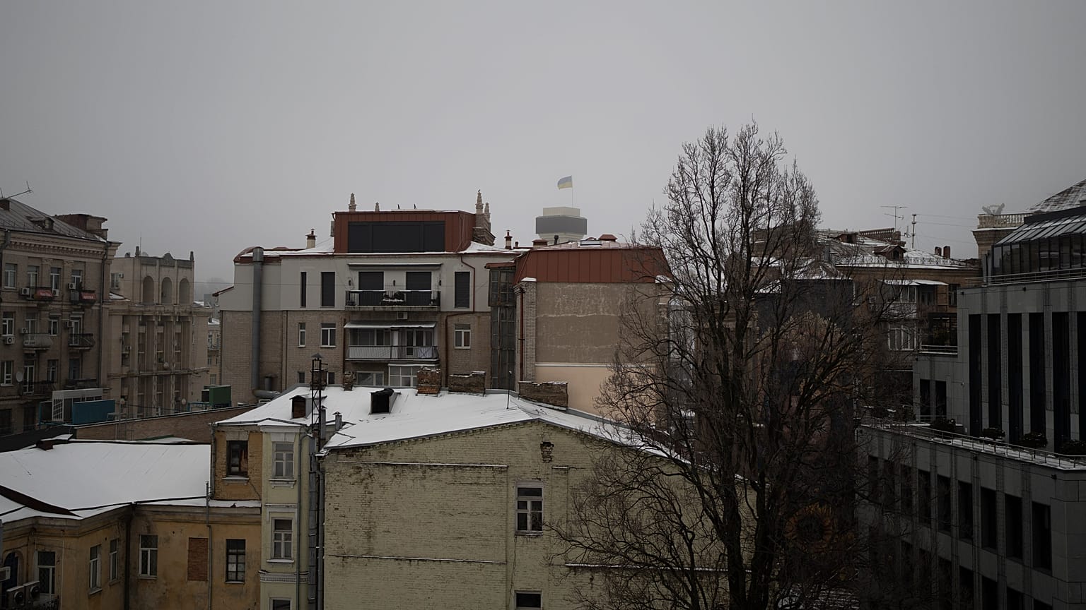 Edificios en el centro de Kiev mientras se escucha el sonido de la defensa antiaérea y las explosiones el sábado 14 de enero de 2023. 
