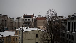 Edificios en el centro de Kiev mientras se escucha el sonido de la defensa antiaérea y las explosiones el sábado 14 de enero de 2023.