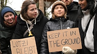 Les activistes climatiques Greta Thunberg et Luisa Neubauer visitent le camp de Lützerath en Allemagne, le 13 janvier 2023.