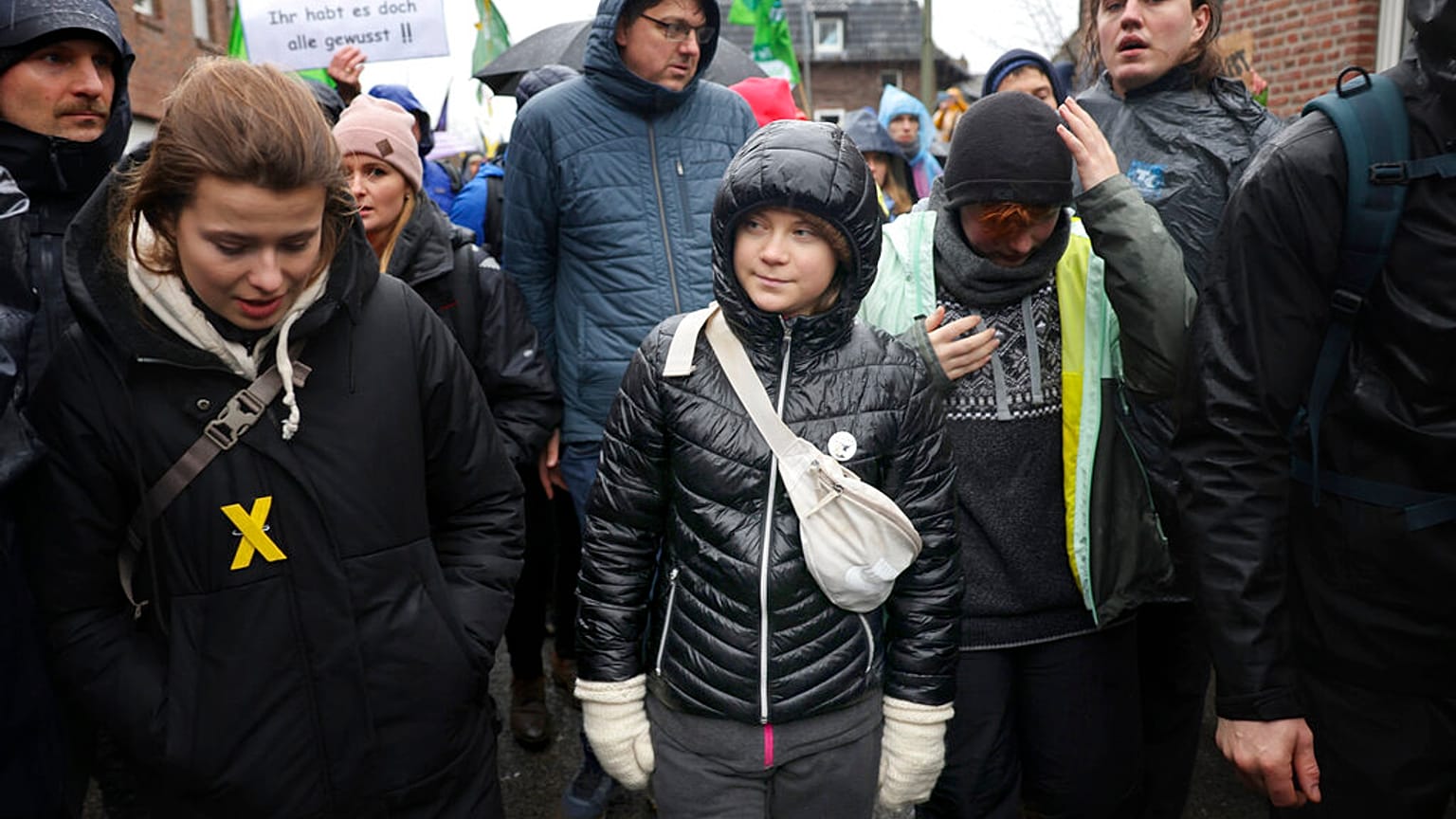 Die Klimaaktivist:innen Luisa Neubauer und Greta Thunberg unterstützen den Protest in Lützerath