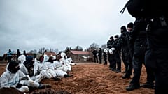 Farkasszemet néző klímaaktivisták és rendőrök Lützerathban 2023. január 6-án